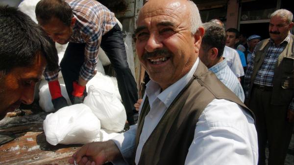 Dağlardan kamyonla getirdiği karları Cizre'de torbasını 3 liradan sattı
