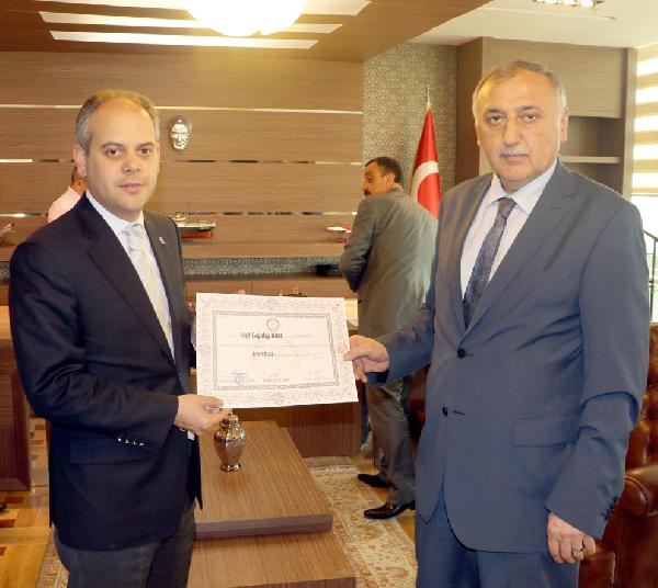 Bakan Kılıç mazbatasını aldı
