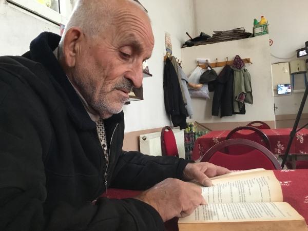 Kitap okuyana çay ve kahve bedava