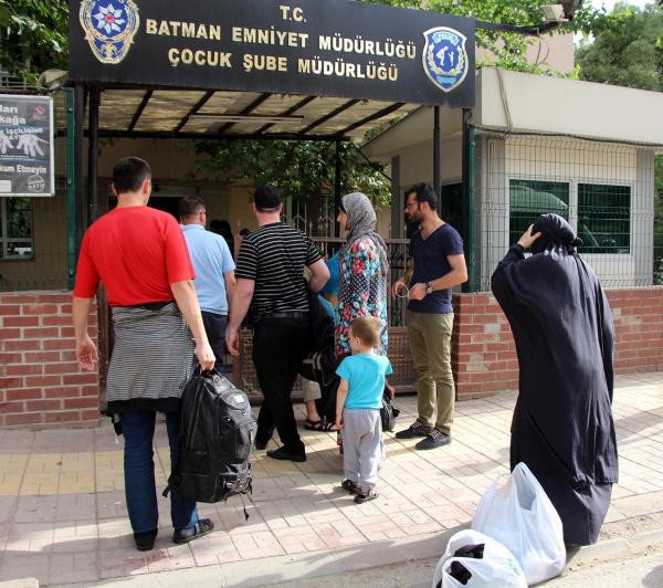 Rus anne IŞİD'e katılmak isterken yakalanan kızını geri götürmeye ikna edemedi(2)