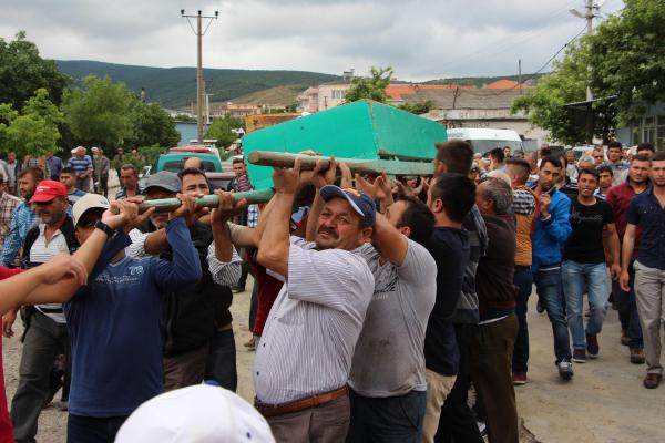 Üzerine yıldırım düşen çiftçi öldü