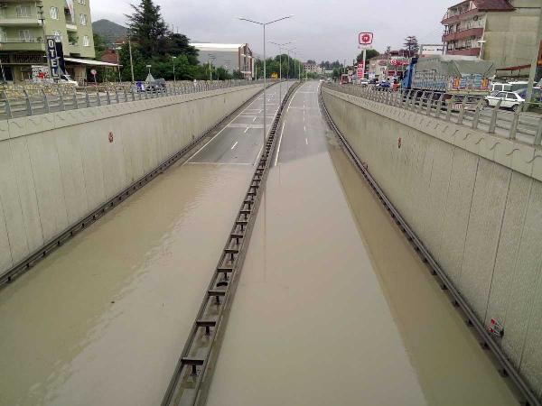 Sağanak yağmurda alt geçit suyla doldu, karayolunda ulaşım durdu