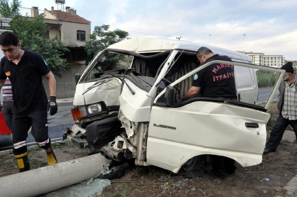 Aydınlatma direğine çarpan minibüsün sürücüsü yaralandı