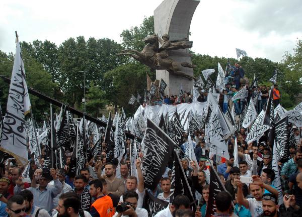 Hizb-ut Tahrir yaklaşık 2 bin kişinin katıldığı bir gösteriyle hilafet çağrısı yaptı