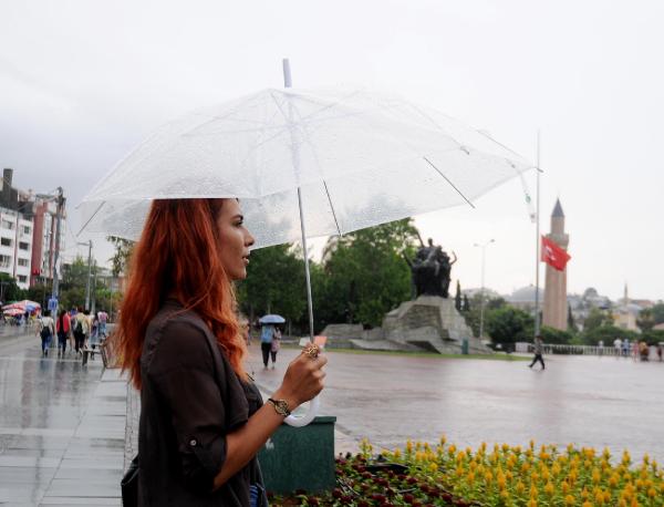 Antalya'da haziran yağmuru serinletti