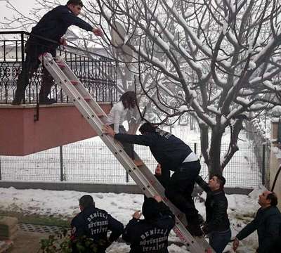 Yangında mahsur kalan biri bebek dört kişiyi itfaiye kurtardı