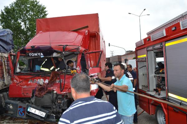 Kazada sıkışan kamyon sürücüsünü itfaiye kurtardı