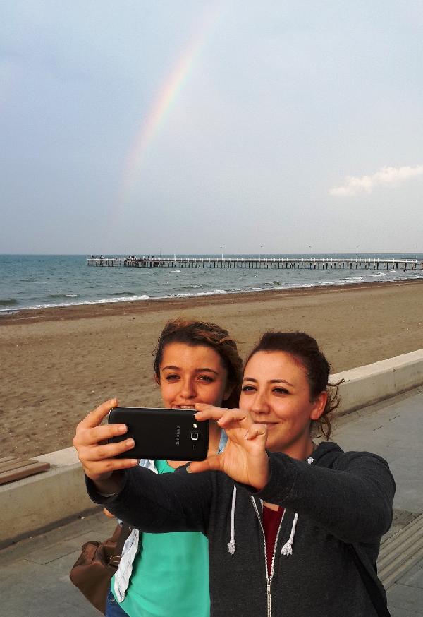 İftar öncesi gökkuşaklı selfie