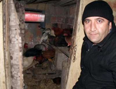 Tavuklarının donmaması için kümese elektrikli ısıtıcı taktırdı