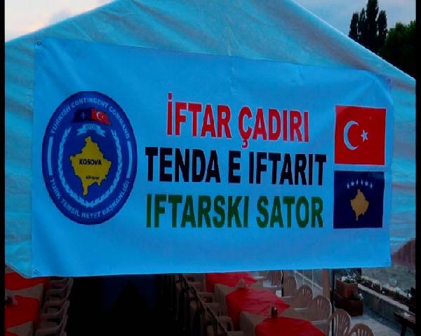Mehmetçik, Kosova'da iftar verdi....