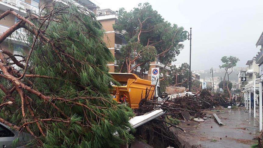 İtalya'da fırtına 9 can aldı