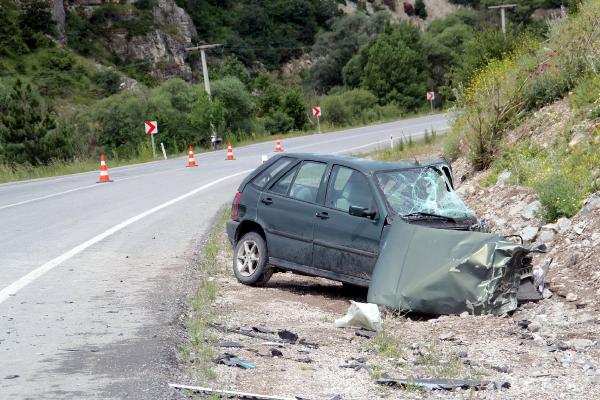 Kamyon ile otomobil çarpıştı: 1 ölü, 2 yaralı