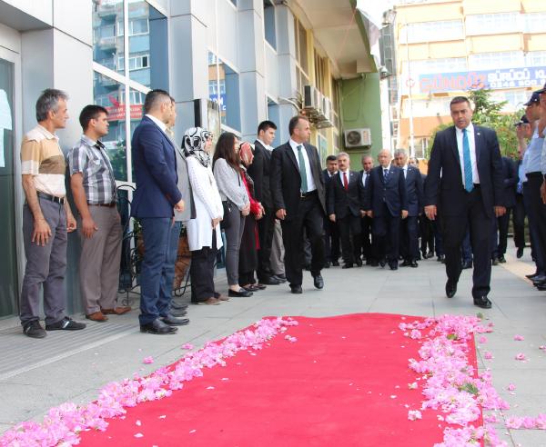 Bahçeli'nin ayağı kırmızı halıya takıldı
