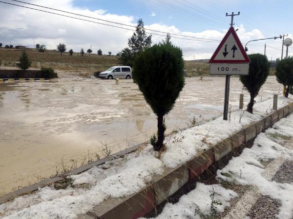 Korkuteli'de dolu tarım alanlarını vurdu