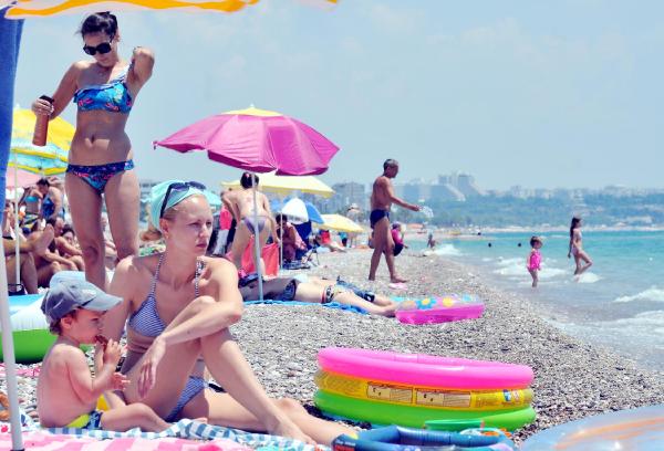 Antalya'da sahiller doldu taştı