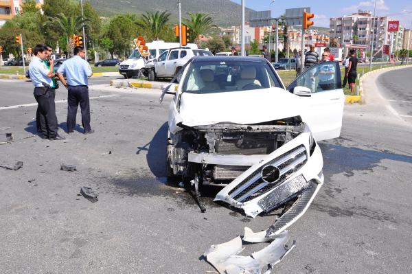 İki otomobil kavşakta çarpıştı: 1 yaralı