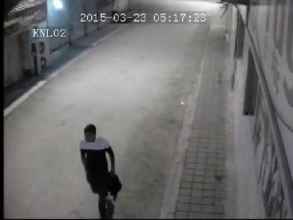 Hırsız çekmecelerde ne bulduysa almış
