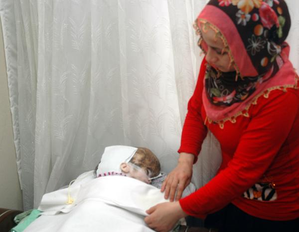 Aleyha kendisini hayatta tututacak yardım elini bekliyor