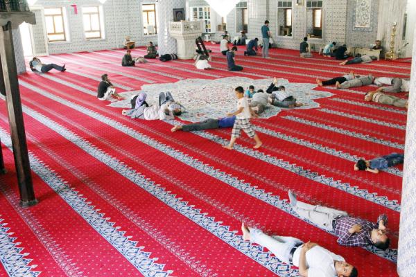 Camilerde önce namaz sonra uyku