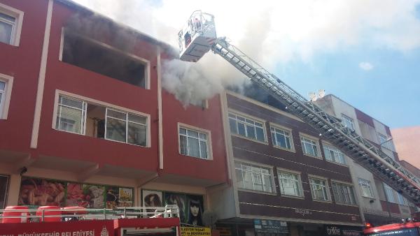 Alev alev yanan binada kurtarılmayı bekledi