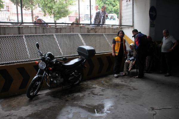Otopark girişinde motosiklet ile kamyonet çarpıştı: 1 yaralı