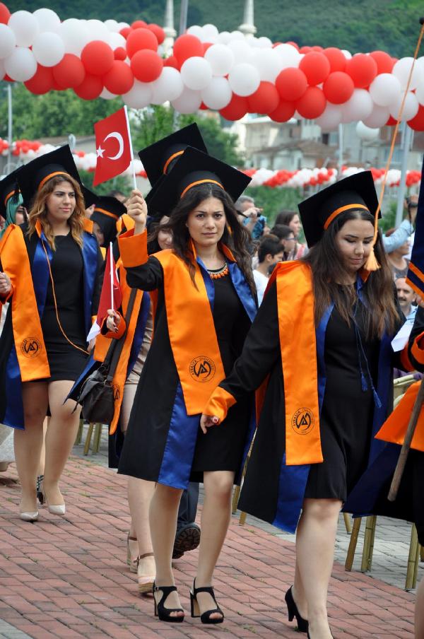 KKTC eski Cumhurbaşkanı Eroğlu Trabzon’da mezuniyet törenine katıldı