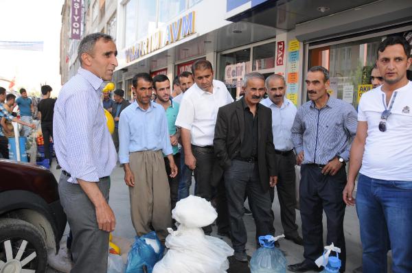 Ekmeğini kardan çıkarıyor