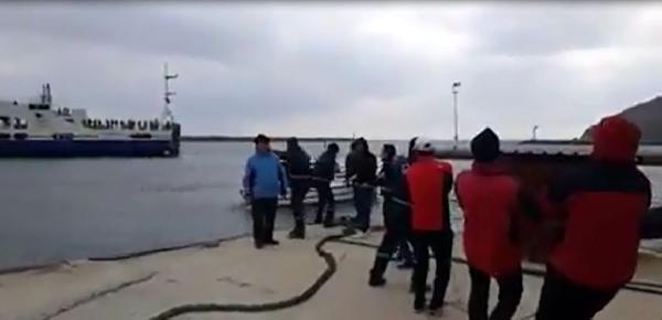 Yolcular gemiyi halatla kıyıya çekti