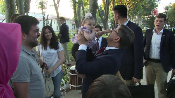 Başbakan Davutoğlu Birlik Vakfı iftarına yürüyerek geldi