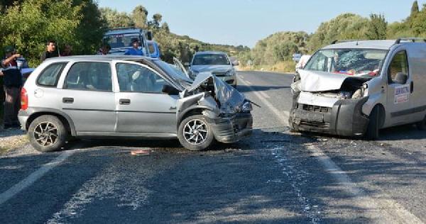 Otomobille hafif ticari araç çarpıştı: 1 ölü, 2 yaralı