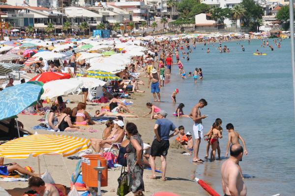 Didim'de sıcak hava sahilleri doldurdu