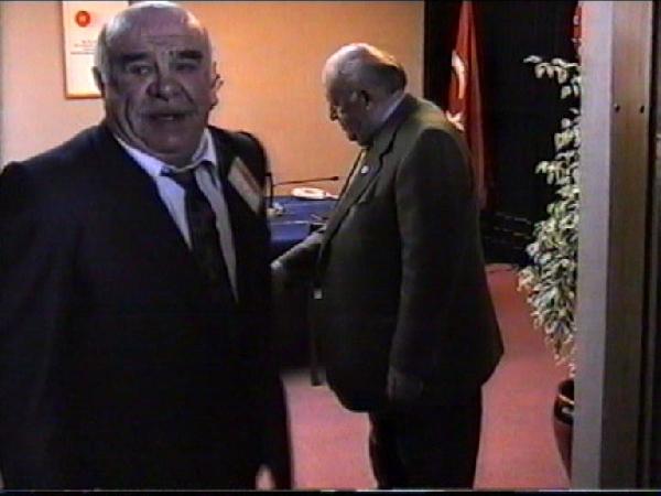 Demirel sevgisini mezar taşında yaşatıyor