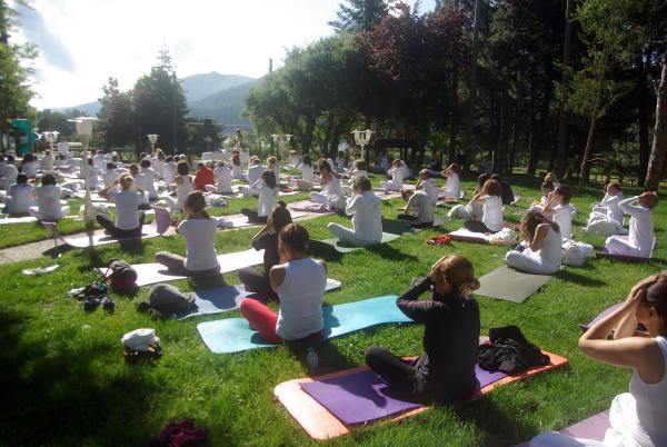 Abant'ta 250 kişi göl kenarında Yoga Günü'nü kutladı