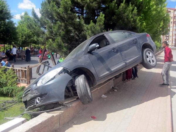 Otomobil park duvarına uçtu