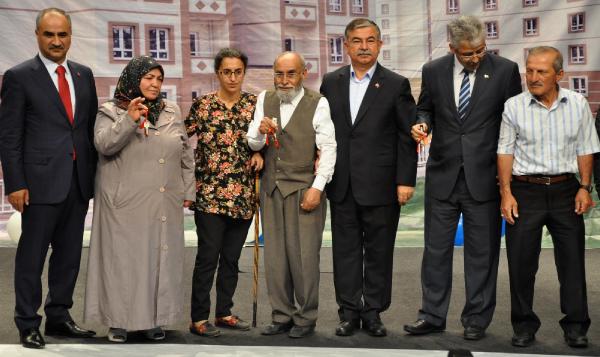 Bakan Yılmaz Sivas'ta TOKİ konutlarının anahtarlarını teslim etti