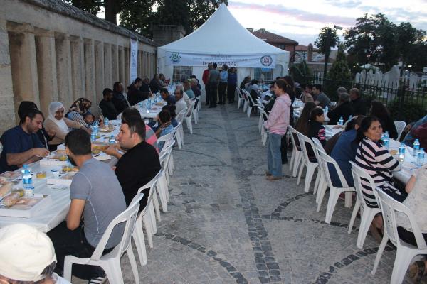 Türk Musevi cemaatinden iftar yemeği
