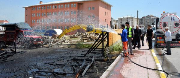 Yol yıkadıkları hortumla yangını söndürdüler