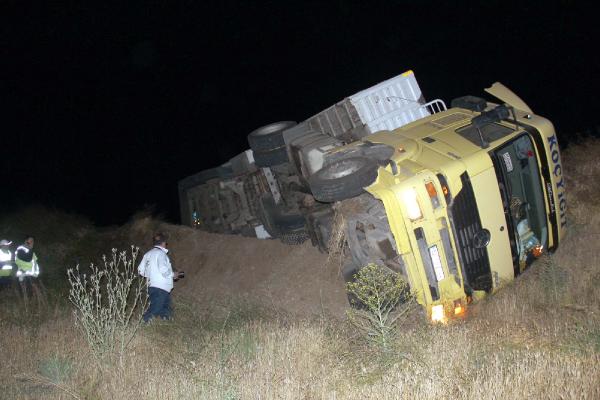 TIR devrildi, üzerindeki kayısılar yola saçıldı