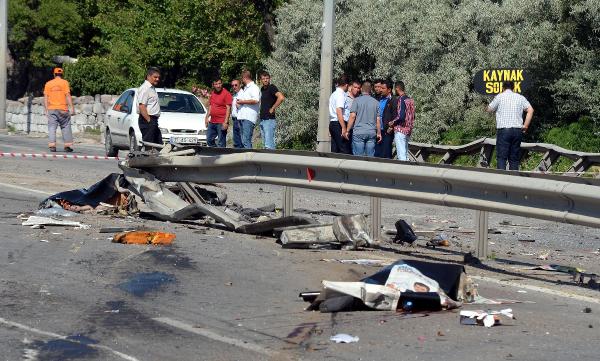 Çöp kamyonu bariyere çarpıp devrildi; 2 ölü