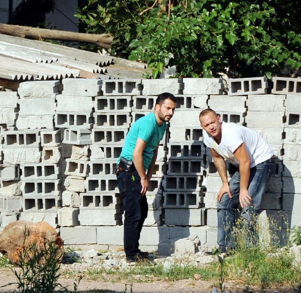 Uyuşturucu almaya gelen oğlu gasp ettiler, babayı rehin aldılar