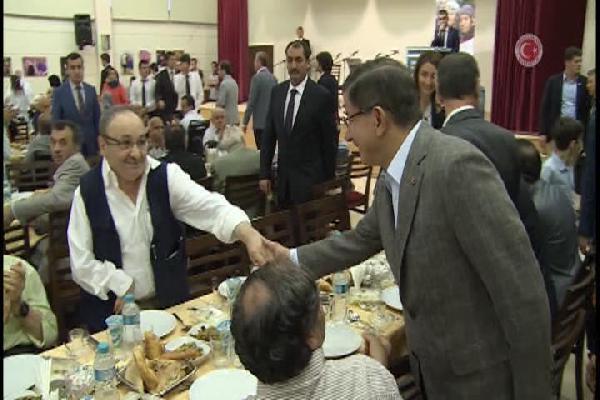 Başbakan Davutoğlu, Darülaceze'de iftara katıldı