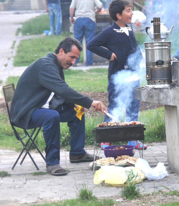 Mesire alanında iftar kalabalığı