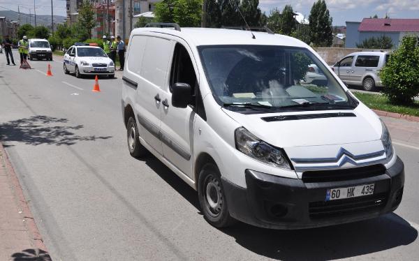 Hafif ticari aracın çarptığı kadın öldü