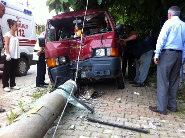 Elektrik direğine çarpan minibüsün sürücüsü yaralandı