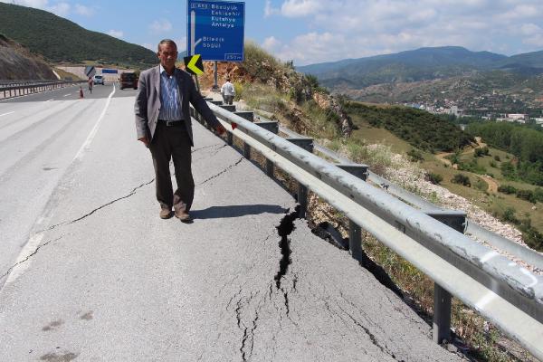 Bilecik'te bölünmüş karayolunda asfaltta yarıklar oluştu