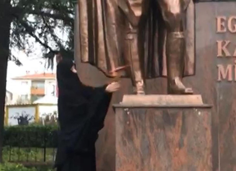 Atatürk Anıtı'na baltayla saldıran kadın aranıyor