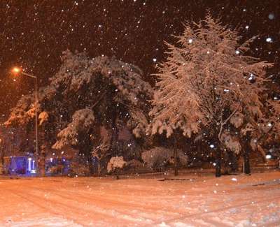 Yoğun kar yağışı Eşme'nin ulaşımını felç etti