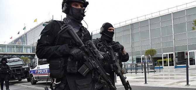 Paris'te yılbaşı gecesi alarmı