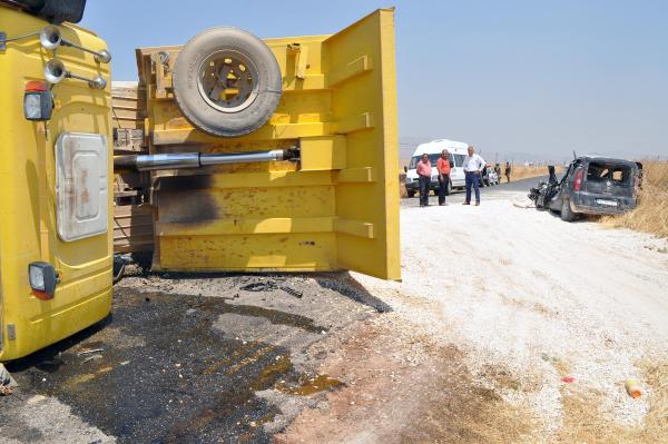 Mıcır dolu kamyon, karşıdan gelen aracın üzerine devrildi: 5 yaralı
