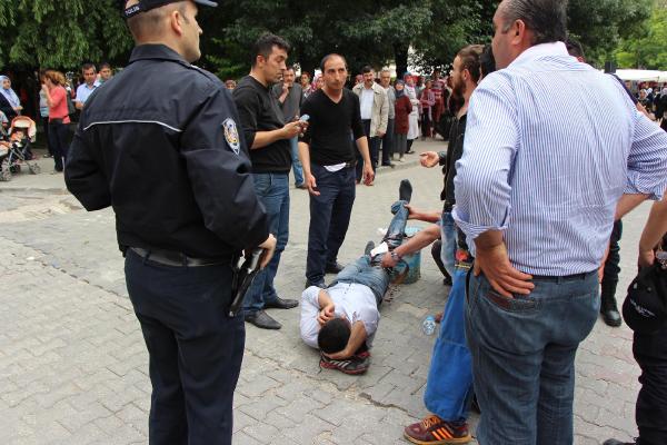 4 gün önce bıçakla saldıran amcasının oğlunu bacağından vurdu